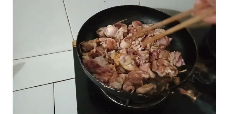 Cách kho thịt gà với gừng