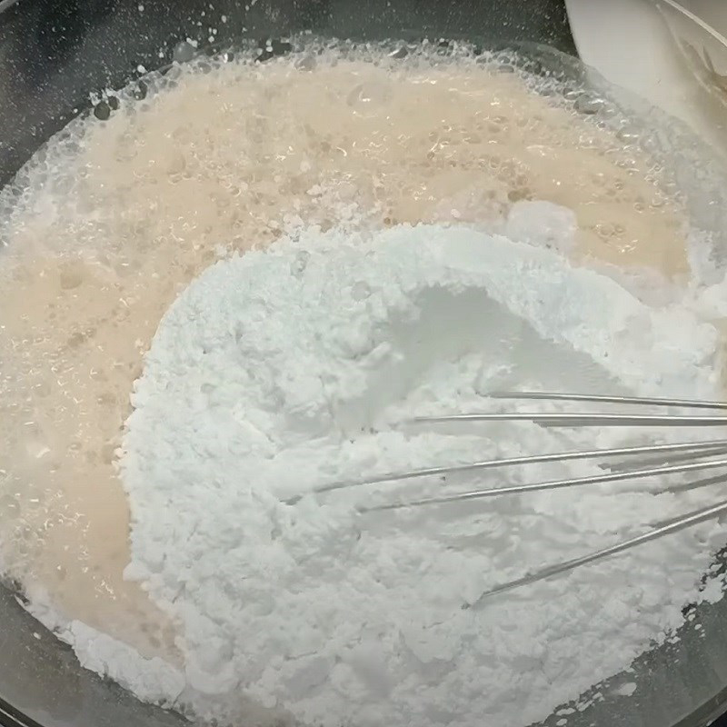 Bước 2 Trộn bột Bánh bò xốp làm từ bột gạo