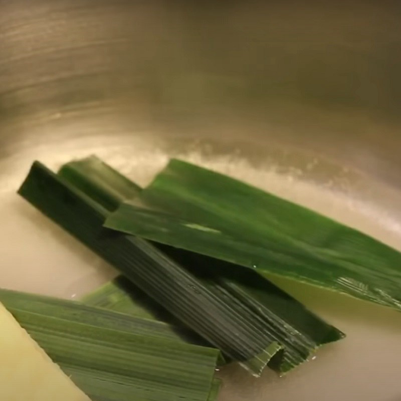 Bước 7 Nấu nước đường lá dứa cốt dừa Bánh bông lan lá dứa cuộn nhân kem dừa