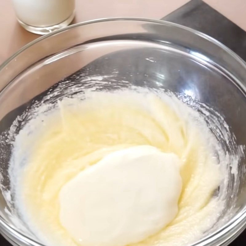 Bước 1 Trộn hỗn hợp bột làm cốt bánh Bánh kem làm bằng lò vi sóng