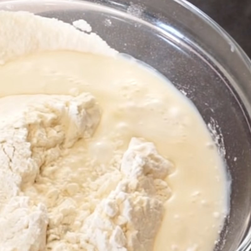 Bước 1 Trộn hỗn hợp bột làm cốt bánh Bánh kem làm bằng lò vi sóng