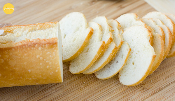 Bánh mì bạn đem đi cắt thành từng khoanh tròn mỏng
