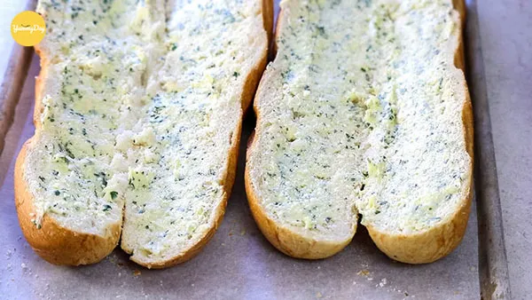 Phếp lớp bơ tỏi lên bề mặt bánh mì