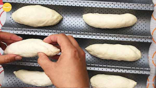 Tạo hình những chiếc bánh mì dài nhỏ xinh