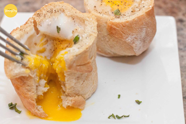 Bánh mì nhồi trứng ốp la ngon và tiện lợi