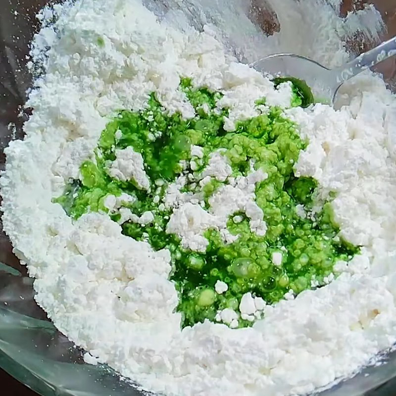 Bước 3 Trộn bột lá dứa Bánh nếp ngọt nhân dừa đậu xanh