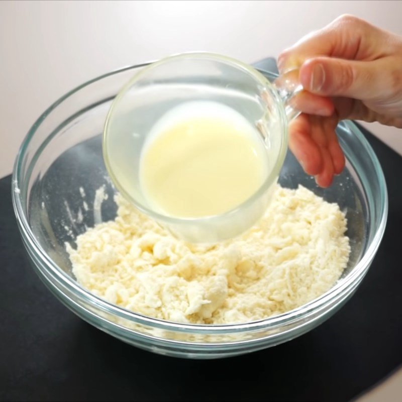 Bước 1 Trộn bột Bánh quy sữa đặc