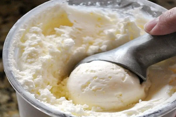 cách làm kem bằng sữa đặc cách làm kem từ sữa đặc Cách làm kem từ sữa đặc thơm ngon, mát lạnh sảng khoái ngày hè kem tuoi lam tu sua dac