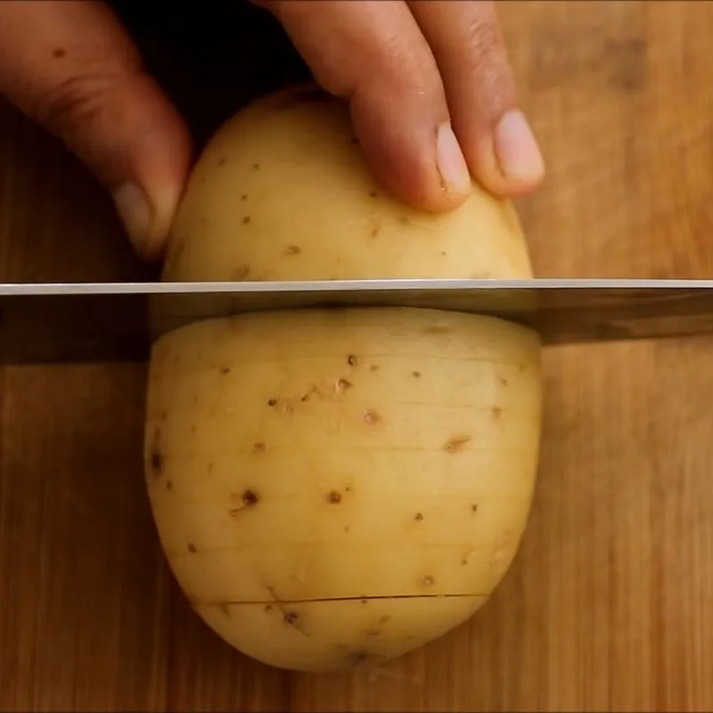Bước 1 Sơ chế khoai tây Khoai tây đút lò đơn giản