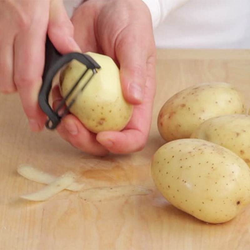 Bước 1 Gọt khoai tây Khoai tây lắc phô mai