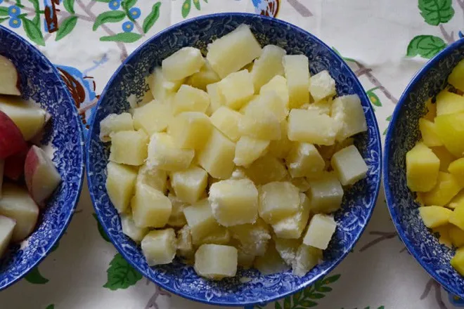 dĩa khoai tây luộc cắt khối vuông nhỏ