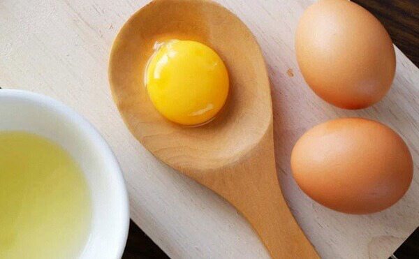 Trứng gà có nhiều thành phần dinh dưỡng như chất béo, vitamin, protein,Những chất này giúp hỗ trợ cho quá trình phát triển, tăng cường sức khỏe
