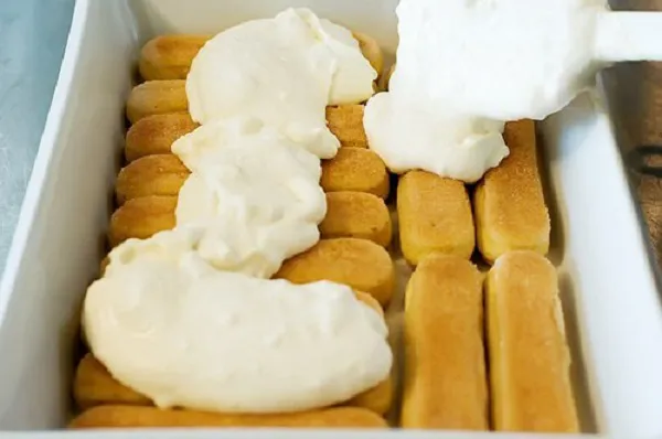 Lấy ¼ lượng kem tiramisu làm ở bước 3 trét lên bánh
