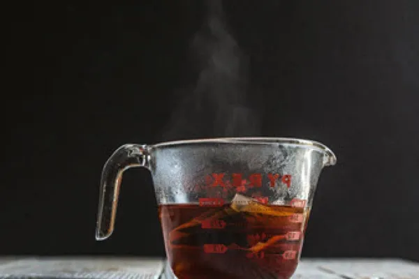 ngâm trà lipton trong nước ấm