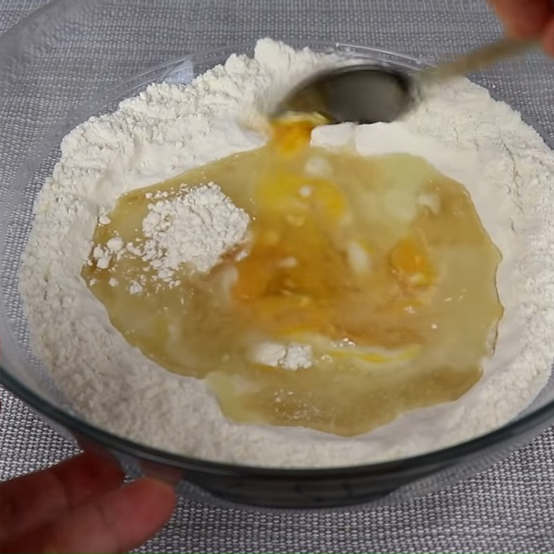 Bước 3 Trộn bột bánh Bánh lava trứng muối