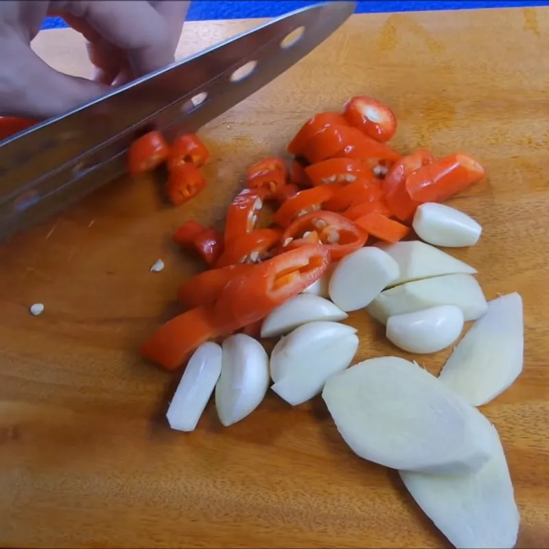 Bước 1 Sơ chế nguyên liệu Tương ớt chua ngọt