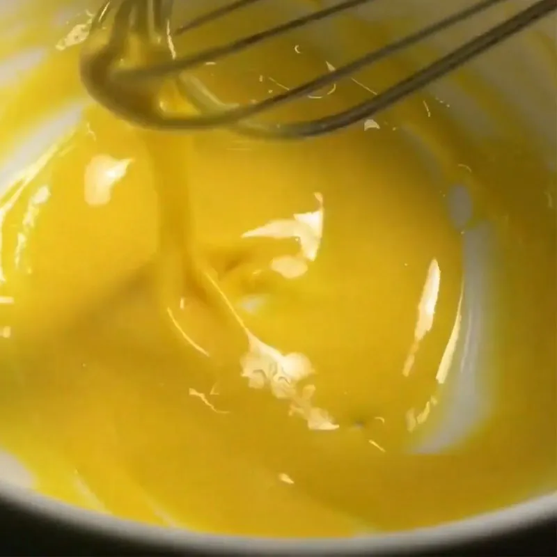Bước 1 Đánh trứng Váng sữa trái cây