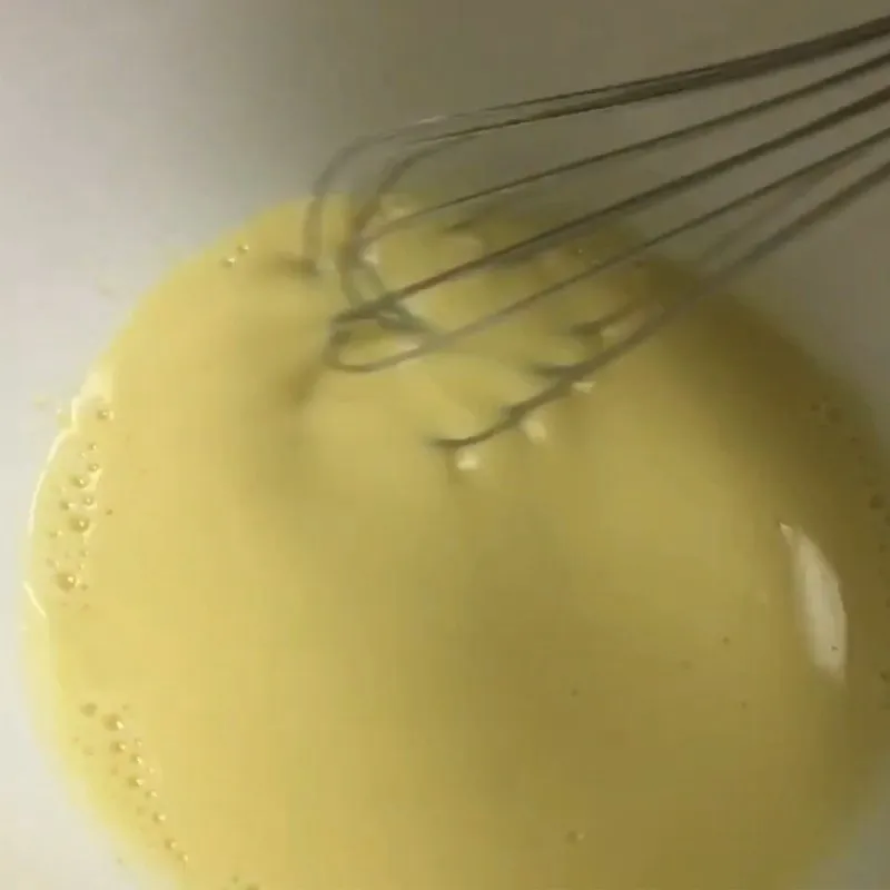 Bước 2 Trộn hỗn hợp trứng sữa Váng sữa trái cây