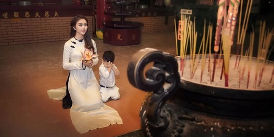 Nào hãy đến với hình ảnh quỳ lạy, một thước phim tuyệt đẹp về sự tôn kính và sự tôn trọng của con người đối với Đức Phật.