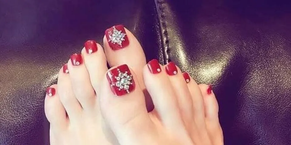 Top 9 mẫu nail đính đá chân đẹp